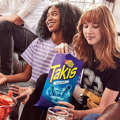 18 x Takis Blue Heat 100 g | Extra scharfe Tortilla Chips mit Chili-Geschmack | Veganer Party-Snack aus Mexiko | Knusprig, würzig & intensiv blau Mit Kajal Sticker